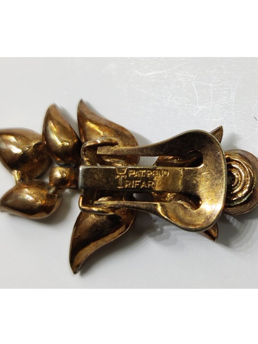 Vintage 1950 PAT PEND Philippe Crown Trifari Burnished Gold Tone Leaf Earrings - Picture 3 of 3